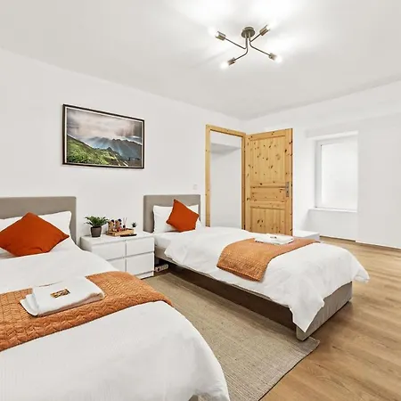 2 Zimmer Apartments, 4 Betten, Vollmoebliert,Zentrale Lage Am S-Bahnhof